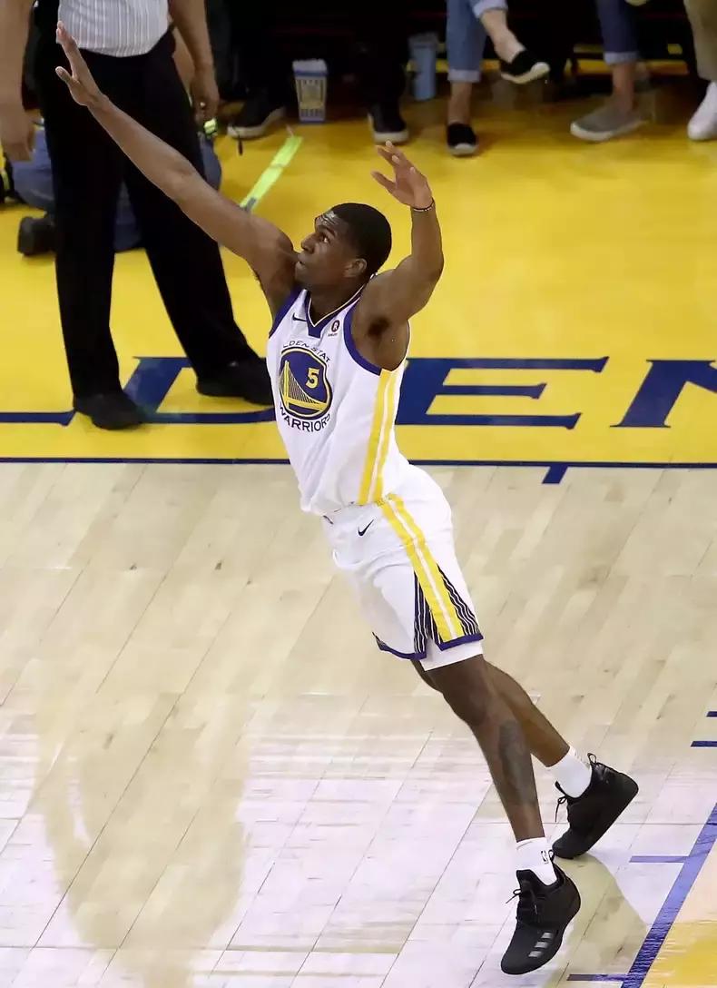 NBA总决赛G1赛场上脚鞋款一览