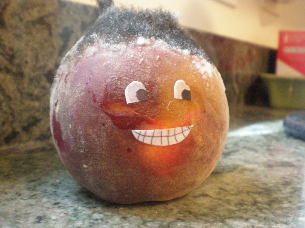 老太卖烂桃给男童，假如孩子吃了烂桃会有什么后果？