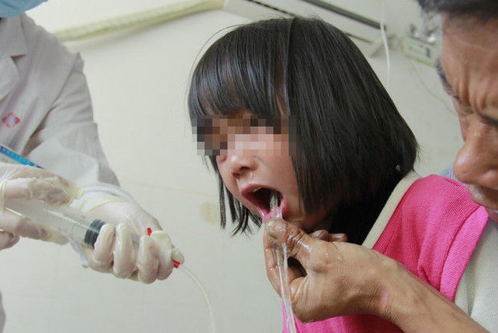 老太卖烂桃给男童，假如孩子吃了烂桃会有什么后果？