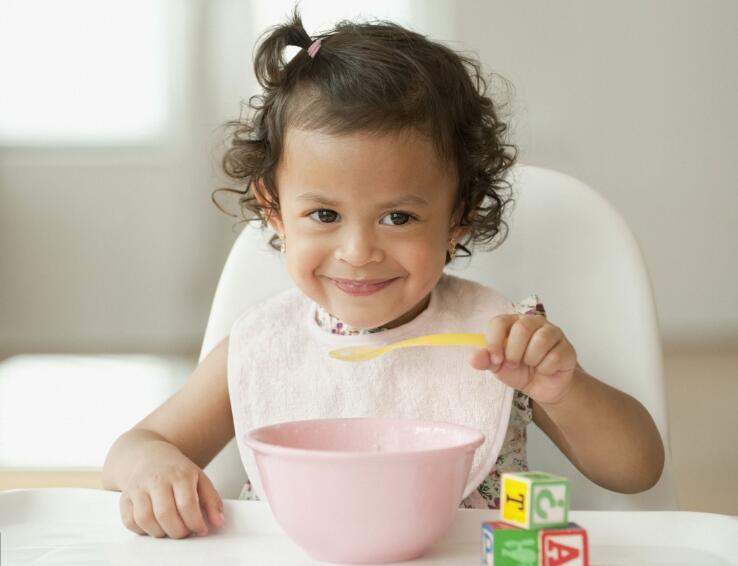 一岁多宝宝如何让自己吃饭,怎么正确给一岁宝宝吃饭