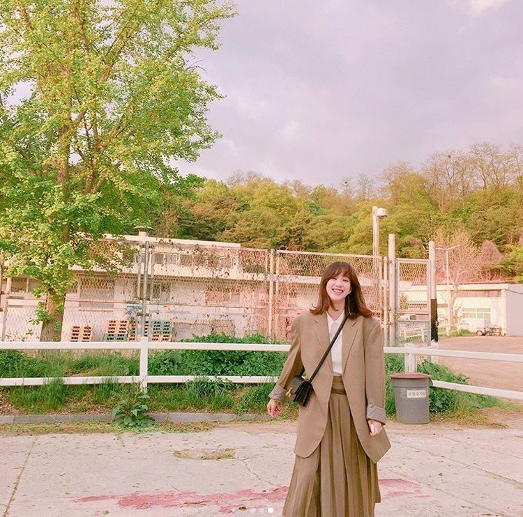 傻萌收服张赫amp;俊昊,韩星郑丽媛连穿搭都有“时髦美貌”