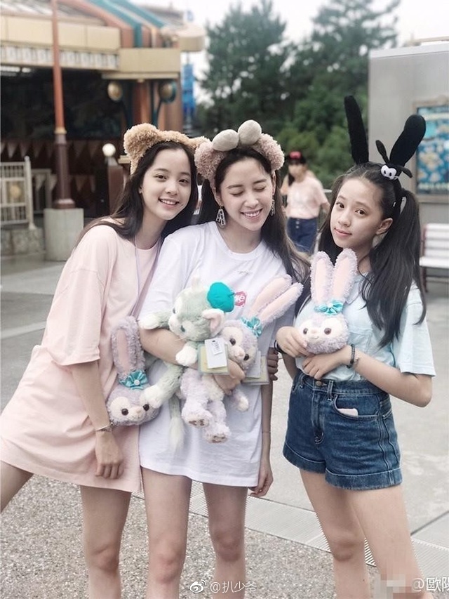 欧阳娜娜童年私照曝光,简直水蜜桃精转世,全身名牌这鞋太讲究了