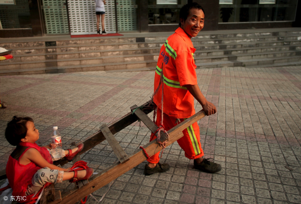 致敬城市黄玫瑰,不畏严寒酷暑坚守岗位,城市中最可爱的人