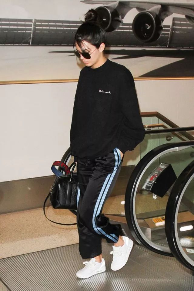 第一个在裤子侧面加条纹的那个人可以获终身成就奖了，易烊千玺鹿晗宋茜都会同意的