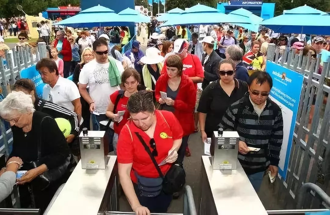 球场发生碰撞应该谁负责,球场发生意外谁负责