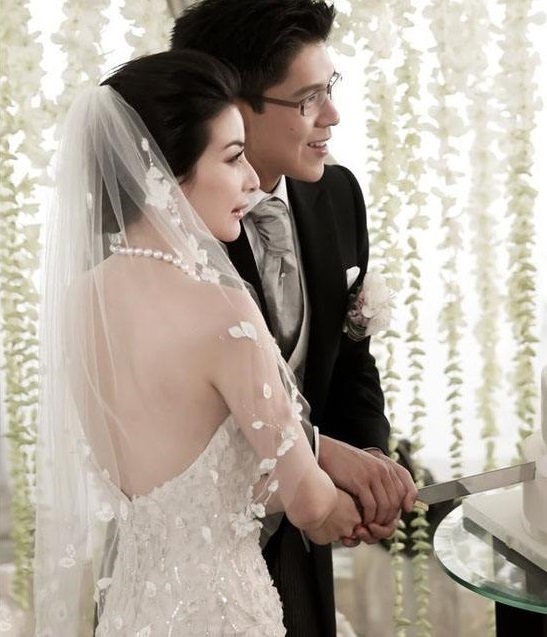 阿娇蜜月后甜晒大钻戒,阿娇钻戒和张馨予钻戒