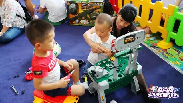 世界杯开幕人群组成球员踢球,百度世界杯活动