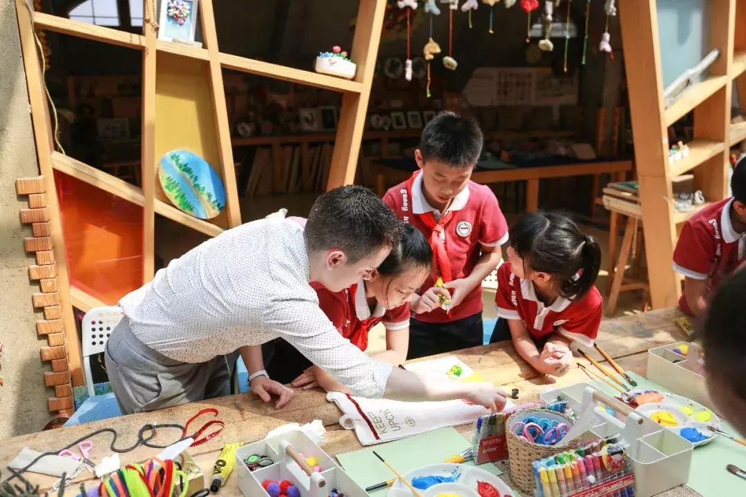 支持减塑，英国驻华大使和成都小学生一起DIY环保帆布袋