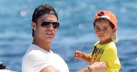 C罗大儿子前方高能天赋异禀！倒钩不在话下球迷：这小子有腹肌