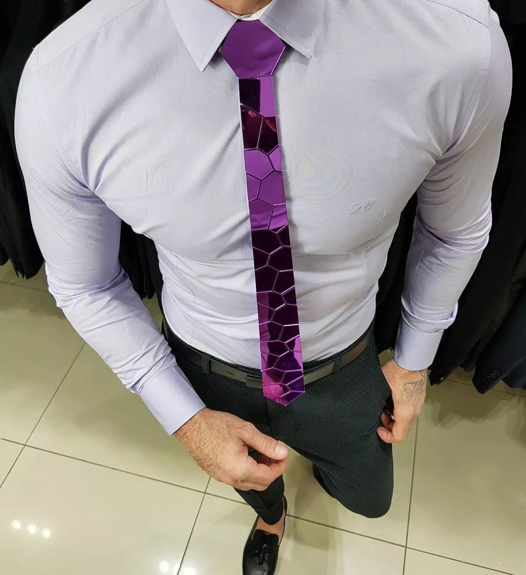 男人胸肌胀起来,男人胸肌撑起西装