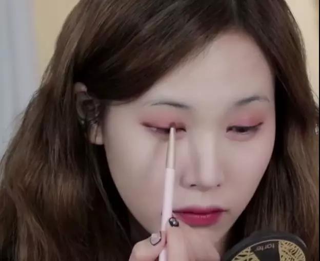 眼睛小睫毛短？学会这几招立马让眼睛放大两倍，堪称诈骗级化妆术