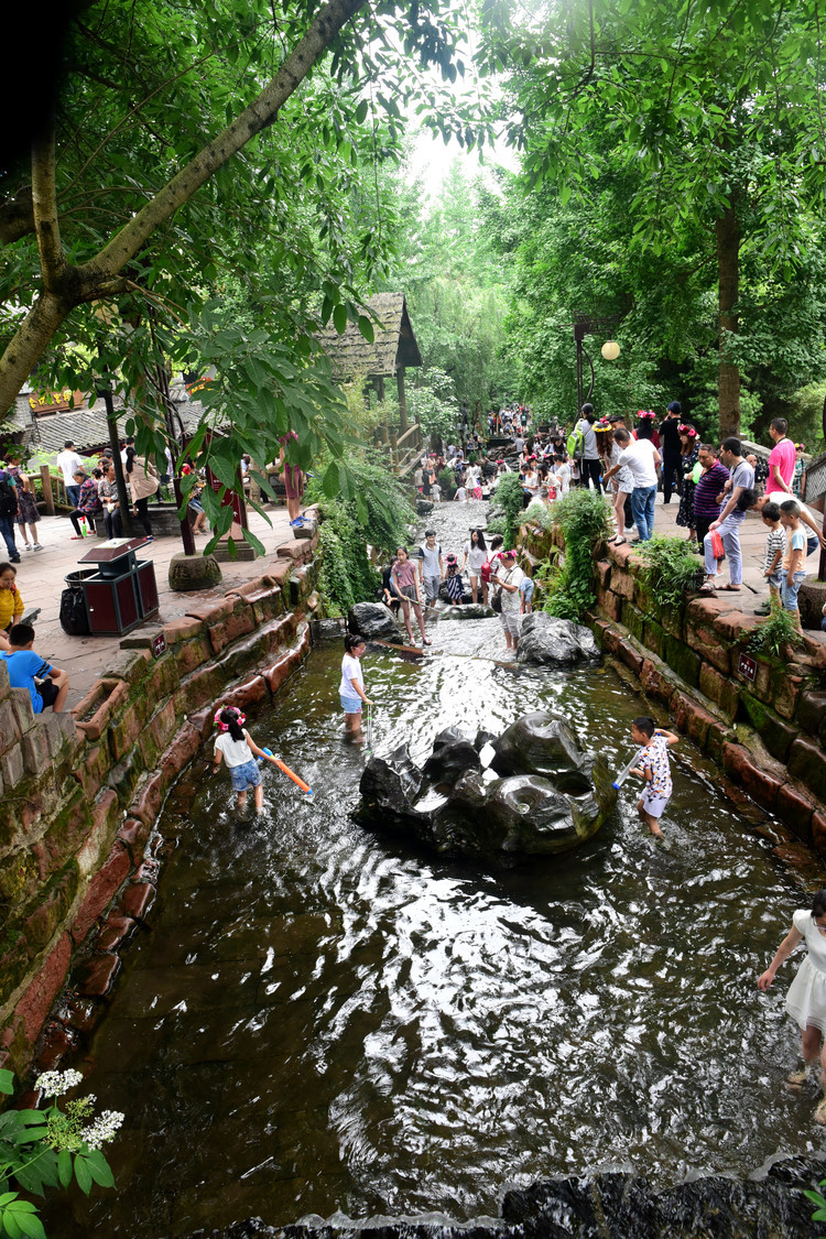 成都郊外的黄龙溪古镇,的确是一个耍水嘻嘻放松的好地方