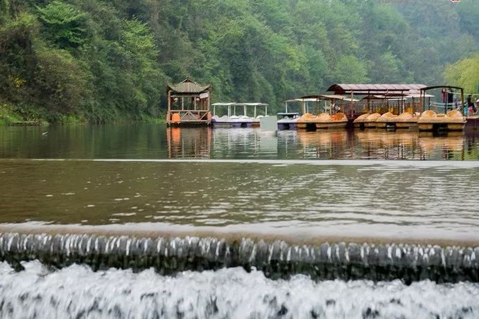 避暑耍水爽一夏！低至4折≈258元抢街子古镇艺家精品酒店住宿一晚！双早+游泳+逛古镇……屋里搓麻~山涧耍水~全家游~凉快的很！