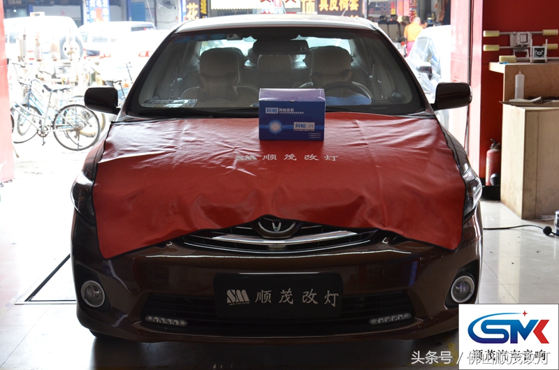 卡罗拉车主换了LED灯，对着墙看很开心，结果到了晚上就哭了