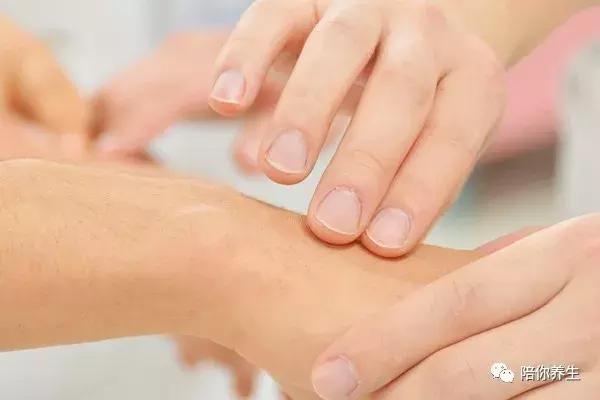 夏天睡觉时手脚冰凉是什么原因,夏天也是手脚冰凉是怎么回事