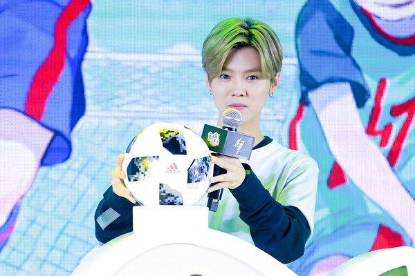 鹿晗踢足球秀装备,鹿晗2018足球杯