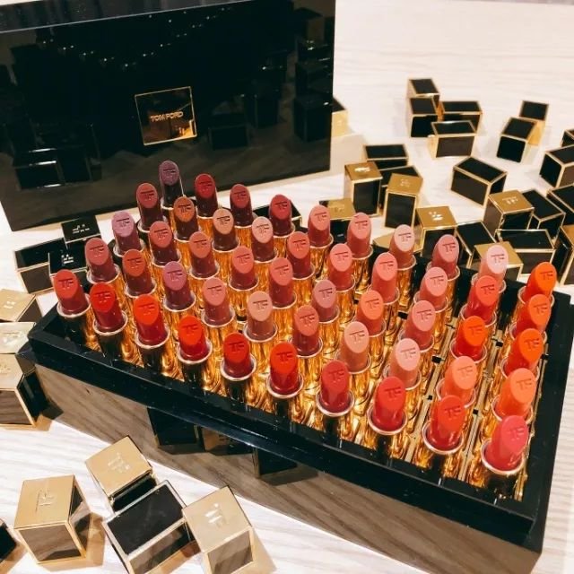 每个女人都缺少一支口红,每个女人的包包里都缺一支口红