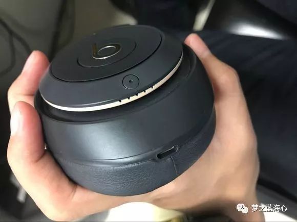 托人从香港带回来的beatsstudio3wireless录音师三代蓝牙怎么看起来有点怪？