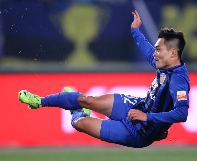 中国梅西给出最好榜样，张玉宁已接近荒废，却仍然拒绝回国踢球