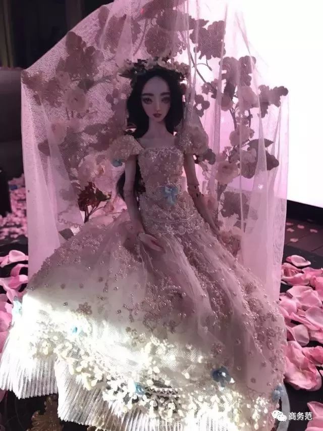 女强人范冰冰黄圣依,黄圣依各种凹造型