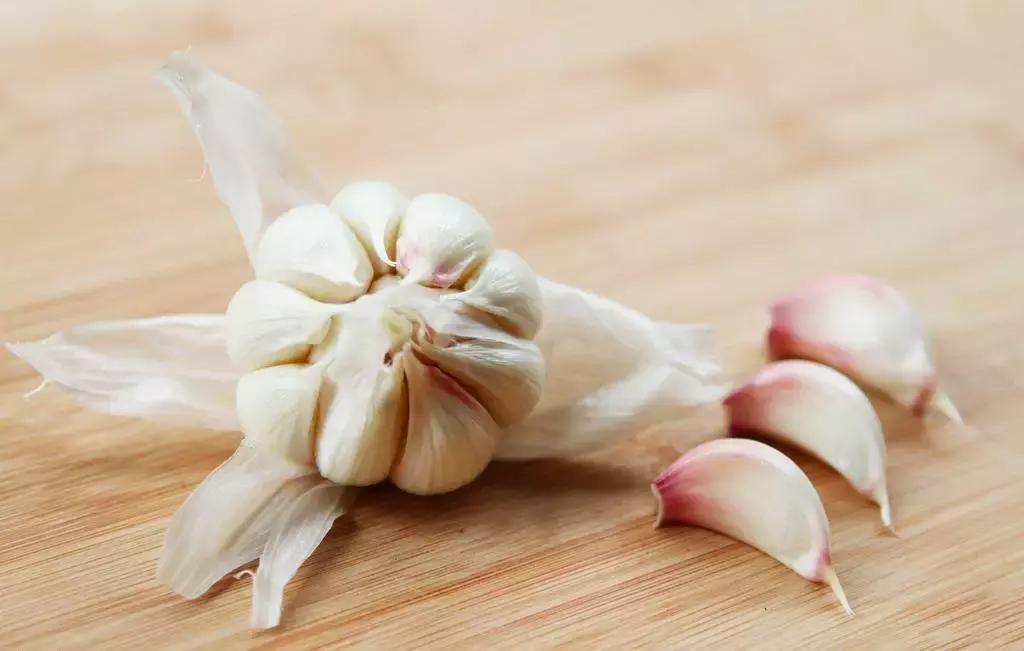一瓣蒜，吃出7种健康！按照这5个“公式”，补肾活血，养肝护胃