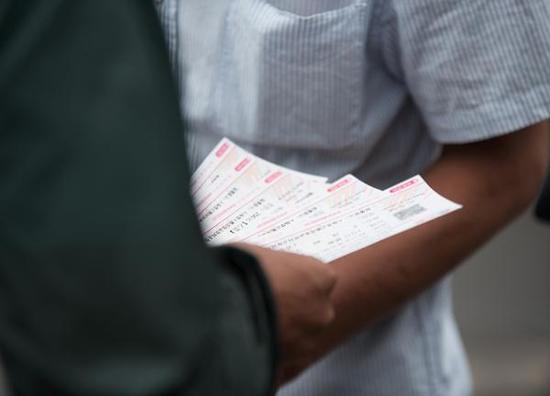 黄牛卖演唱会票赚多少钱,演出黄牛挣钱么