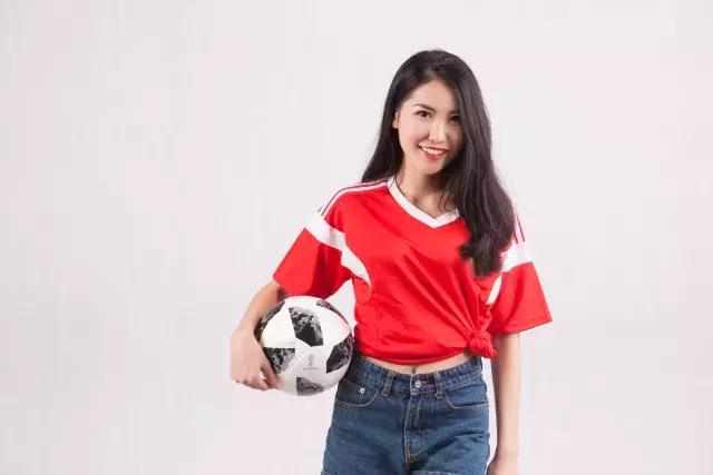 这些空姐都是正宗女球迷
