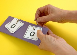 用纸板做足球游戏机,自制迷你足球卡牌桌游