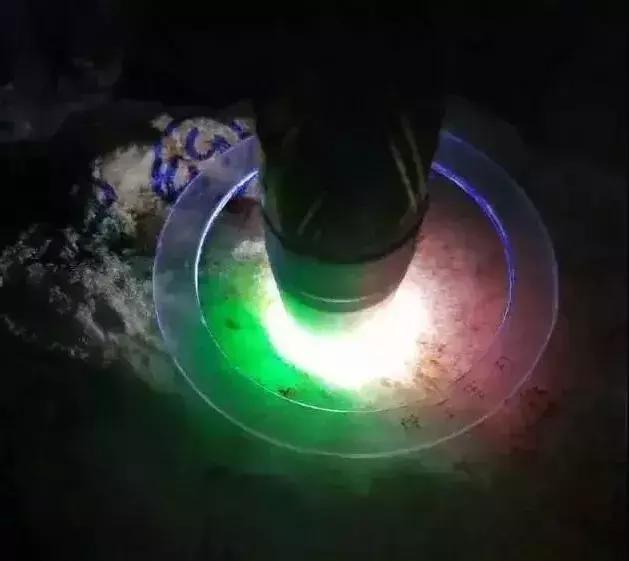 偷老婆的买车本18w入手一块木那料，一刀切涨十几倍！