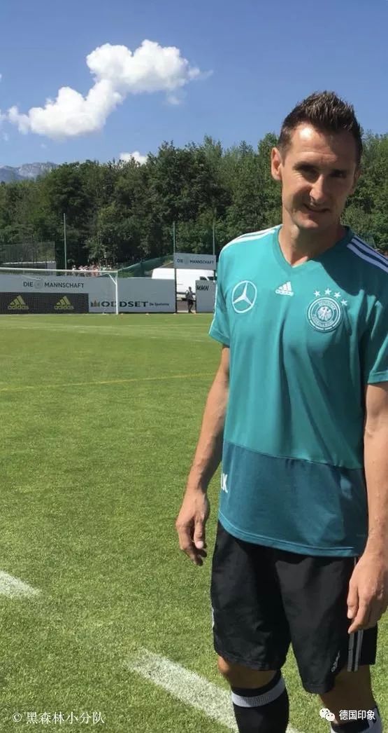 德国夺冠后向观众展示大力神杯,2022世界杯德国队虽败犹荣