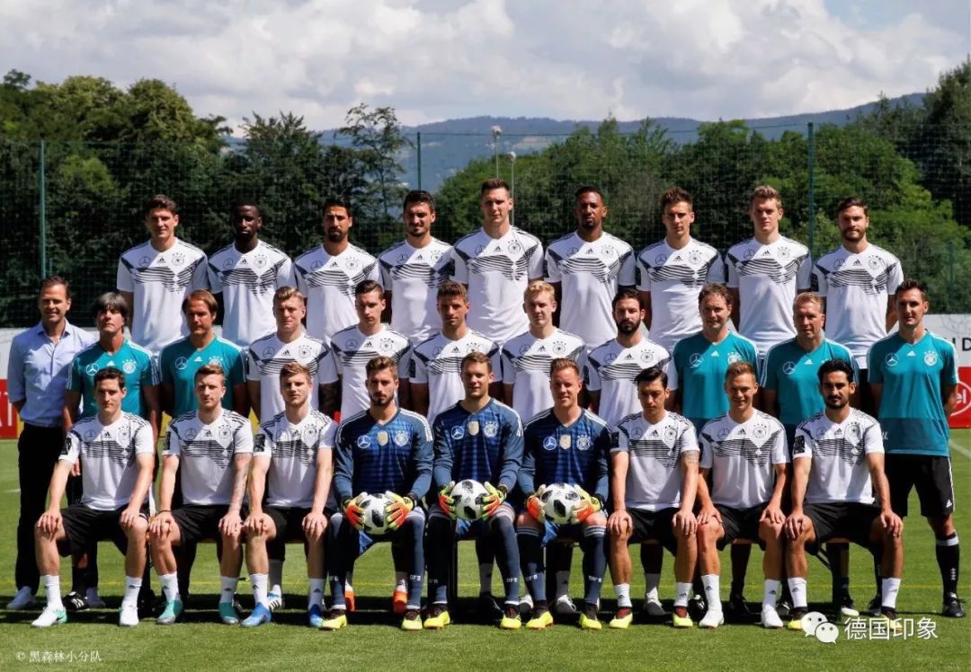 德国夺冠后向观众展示大力神杯,2022世界杯德国队虽败犹荣