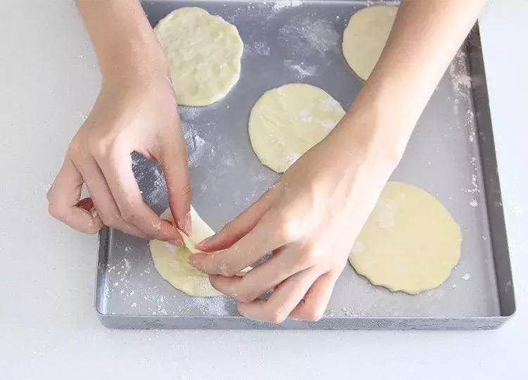 层层酥脆奶香浓郁太好吃了,榴莲酥有层次的酥皮