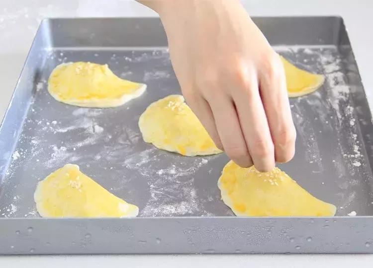 层层酥脆奶香浓郁太好吃了,榴莲酥有层次的酥皮