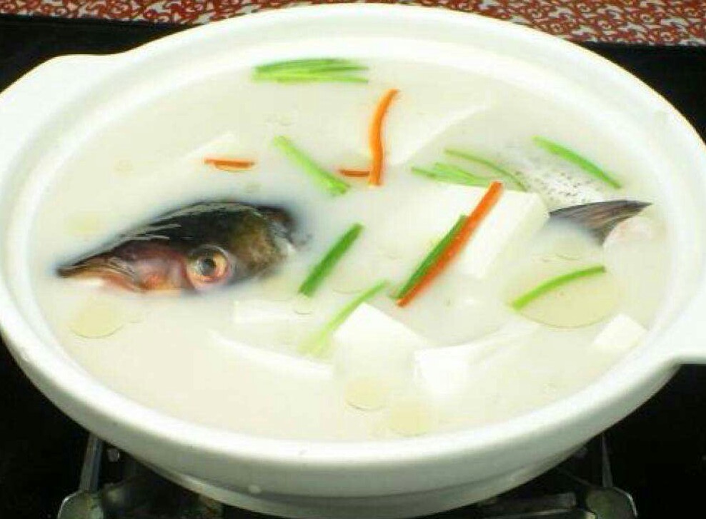 鱼头炖豆腐汤正宗做法,鱼头炖豆腐汤最正宗的做法红烧