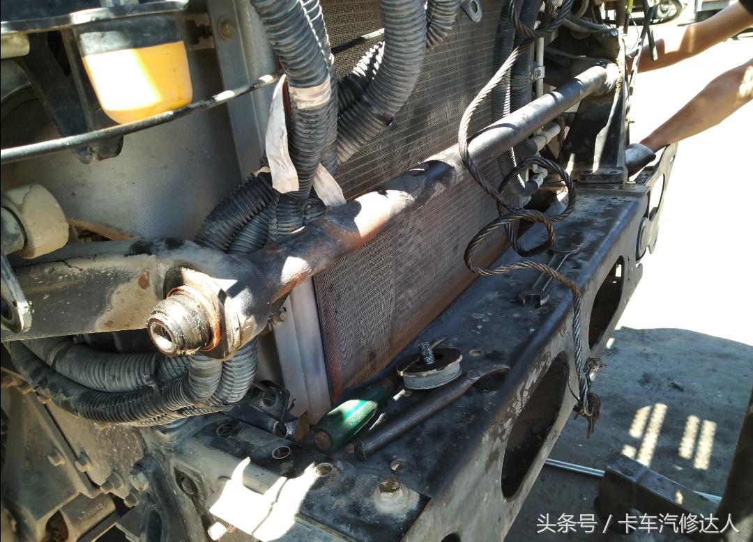 驾驶室异响一直找不到原因怎么办,半挂车驾驶室下方异响