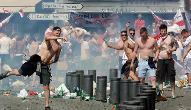 俄罗斯足球流氓打架斗殴,俄罗斯暴打英国足球流氓