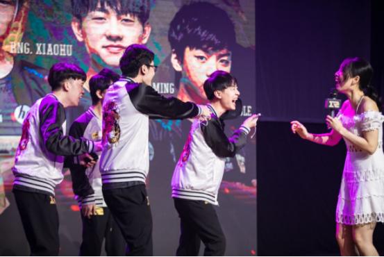 rng夺冠粉丝泪目,rng夺冠中国粉丝庆祝震撼场面