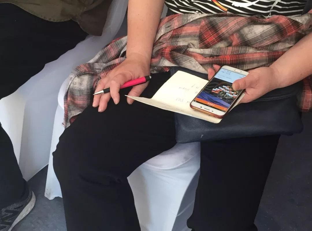 河西开盘：现场踢足球，弄错号码喊来警察，还有盘首付降至三成……