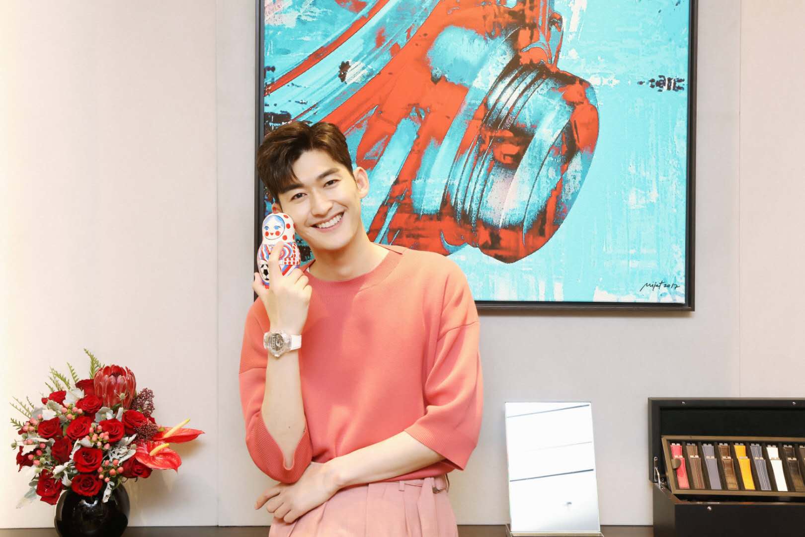 张翰出席商业活动助阵世界杯足球赛，一身红衣红裤帅气十足！