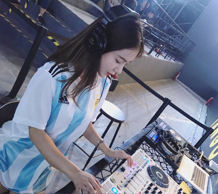 美娜穿科比球衣,美娜穿球衣