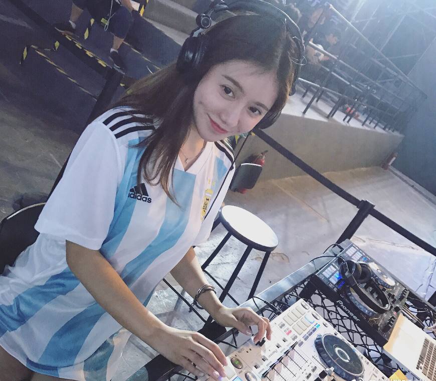 美娜穿科比球衣,美娜穿球衣