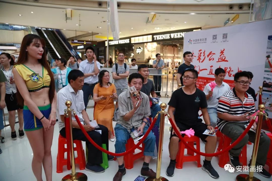 画报聚焦时刻,世界杯足球赛画报