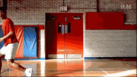 在羽毛球场上怎样用球训练步伐,羽毛球步法球场练习