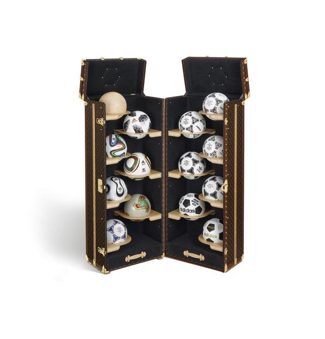 LV太子妃低V登上世界杯绿茵场，俄罗斯国宝超模长得像舒淇