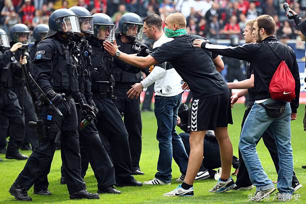 英国足球流氓夸自己战斗力高，这两国人笑了，莫斯科保卫战将再现