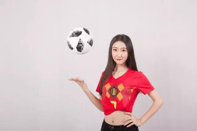 听说，好看的姑娘都在看世界杯