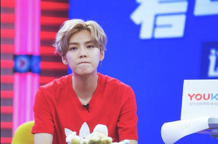 鹿晗红色裤子男,鹿晗为什么穿红色的衣服