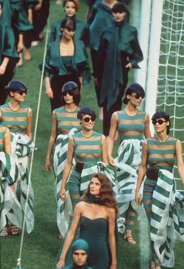 战争打不过躲起来可以吗,战争中打不过要不要撤退