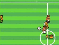 在这款比拼技巧的足球游戏中，所有玩家都努力“踢烂”对手的屁股