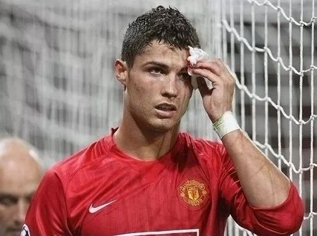 踢球注意事项及禁忌,踢球膝盖常见的伤病